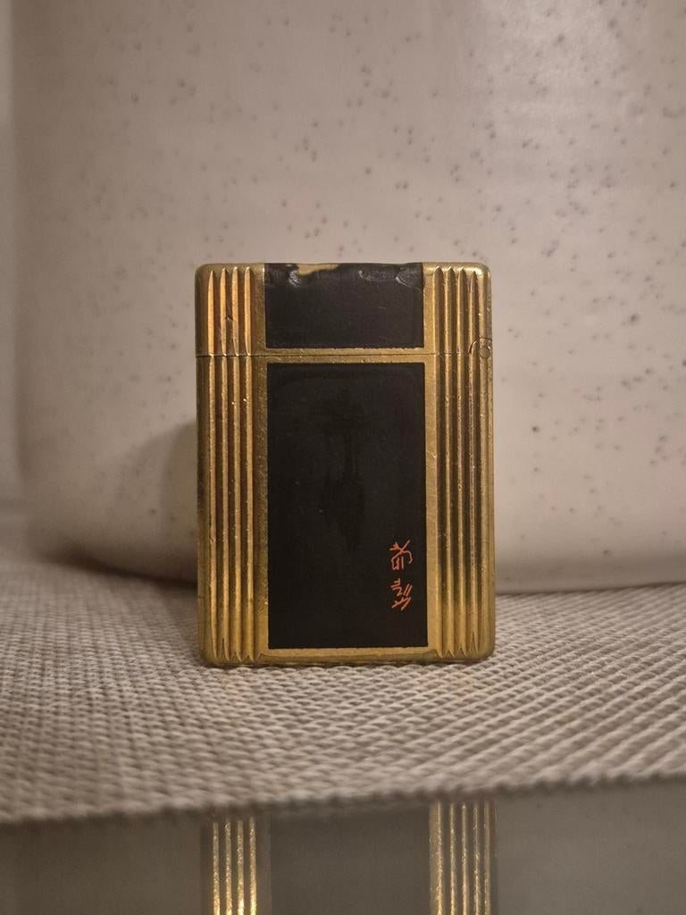 ST Dupont Ligne 1 Laque du Chine (klein) - Goud verguld, Verzamelen, Rookartikelen, Aanstekers en Luciferdoosjes, Gebruikt, Aansteker