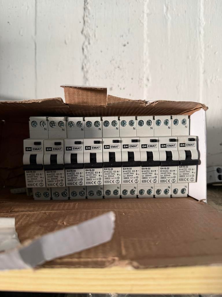 EMAT aardlekautomaat B16 300mA 1-fase nieuw, Doe-het-zelf en Verbouw, Elektra en Kabels, Ophalen of Verzenden, Overige typen