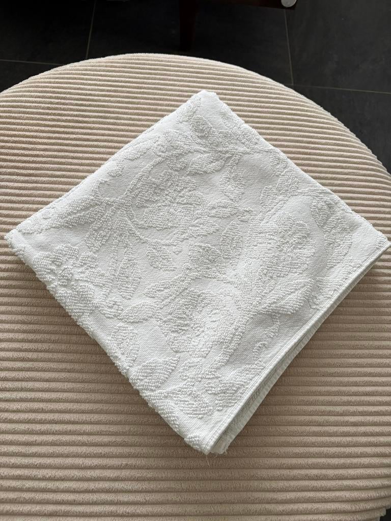 Luxe Rituals Badhanddoek - Wit met reliëf - 136x67 cm, Ophalen of Verzenden, Zo goed als nieuw, Wit, Handdoek