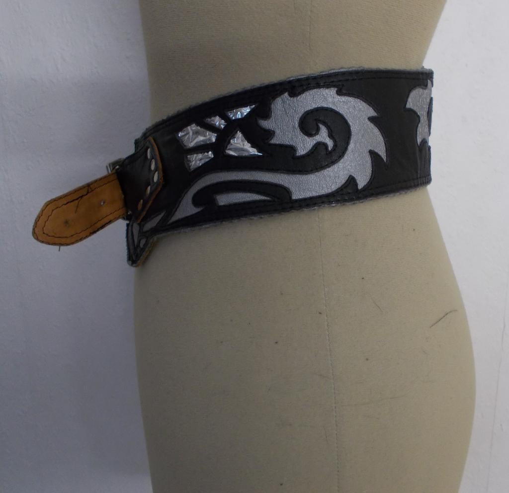 Vintage/hippie/gothic leren zwarte bewerkte riem, Kleding | Dames, Riemen en Ceinturen, 5 cm of meer, Minder dan 80 cm, Tailleriem