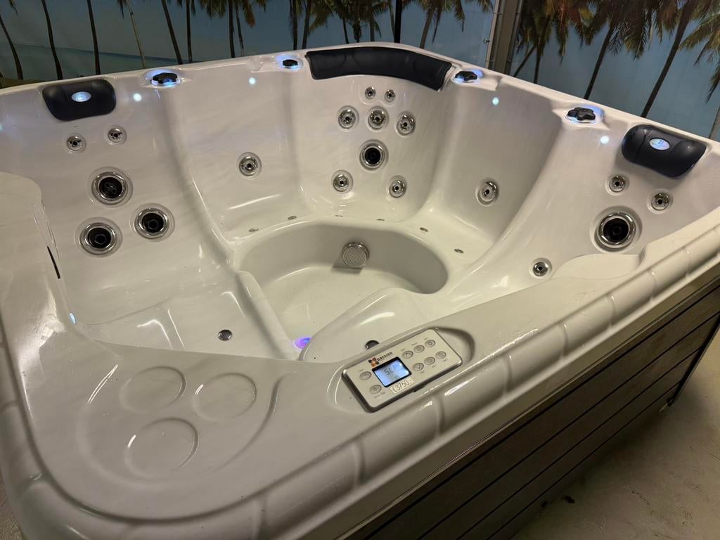 Balboa Relax 5 personen. 2 Ligplaatsen, LED, Massage., Tuin en Terras, Bubbelbaden en Hottubs, Ophalen, Zo goed als nieuw, Filter