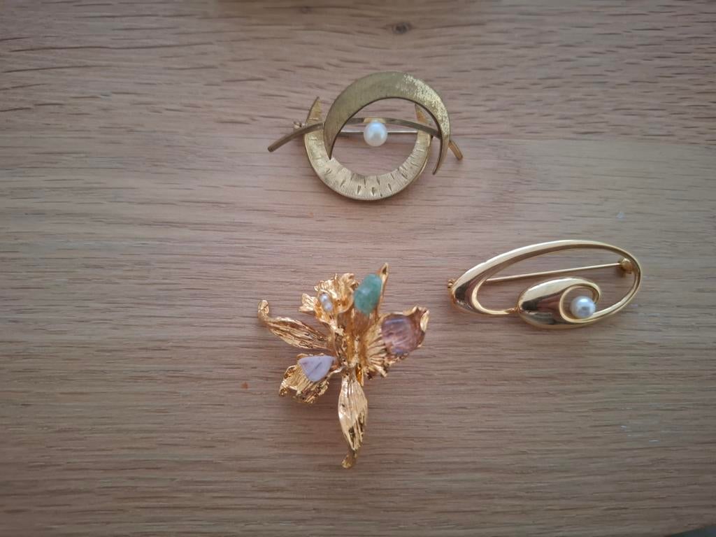 Vintage Gouden Broches met Parels, Gebruikt, Minder dan 4 cm, Ophalen of Verzenden, Goud