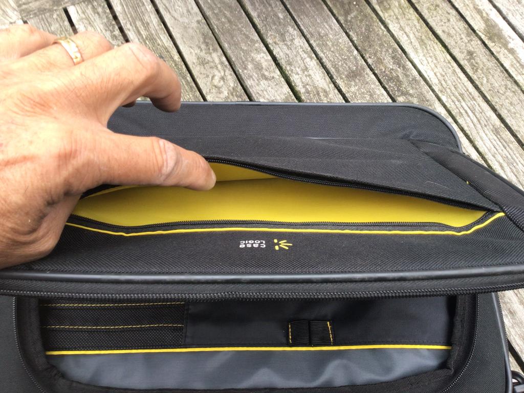 Laptoptas Logic case, Computers en Software, Ophalen of Verzenden, 17 inch of meer, Zo goed als nieuw