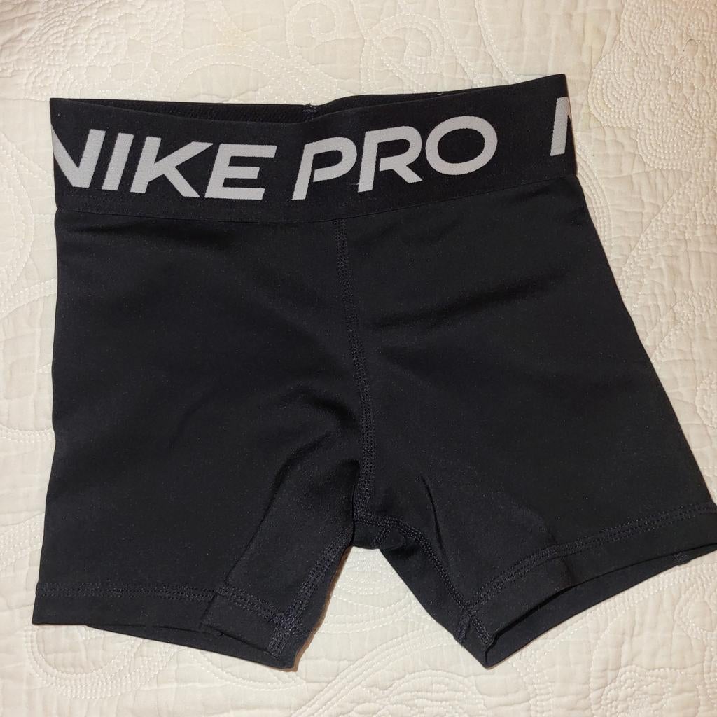 Nike Pro Short - Kindermaat S, Zo goed als nieuw, Turnbroekje, Zwart, Kindermaat 122 t/m 140
