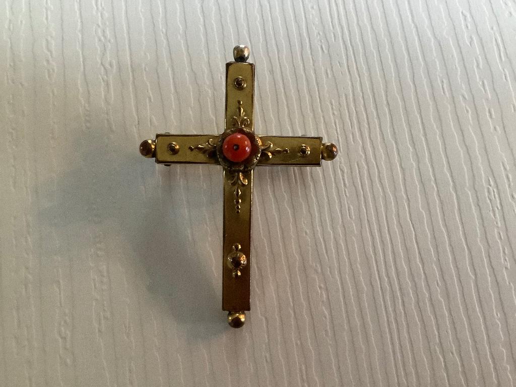 Antieke broche: verguld kruisje met bloedkoraal., Ophalen of Verzenden