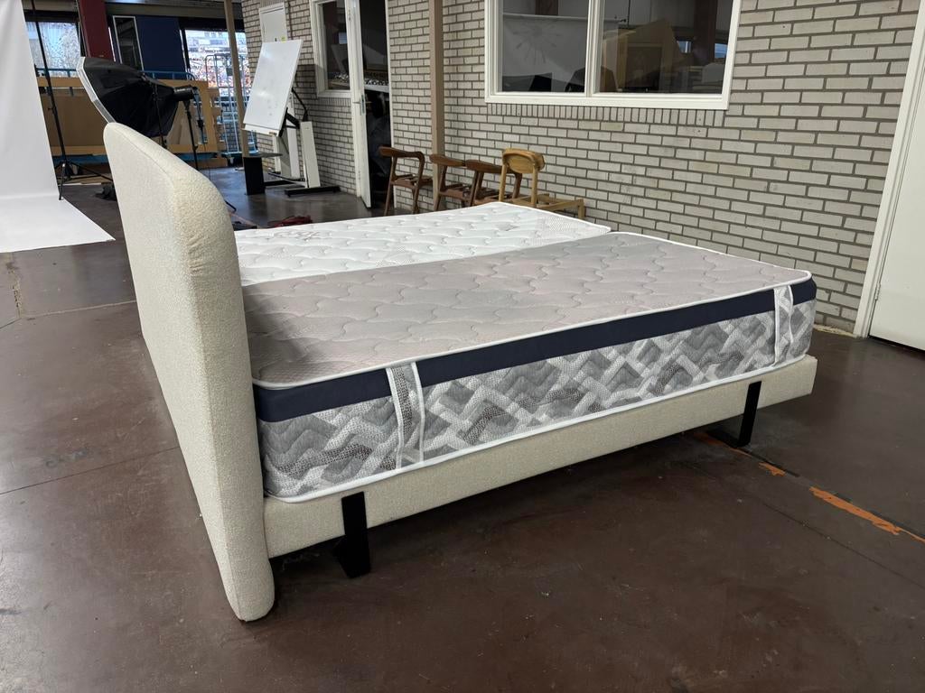 Hoogwaardig bed uit eigen productie, in zacht beige stof