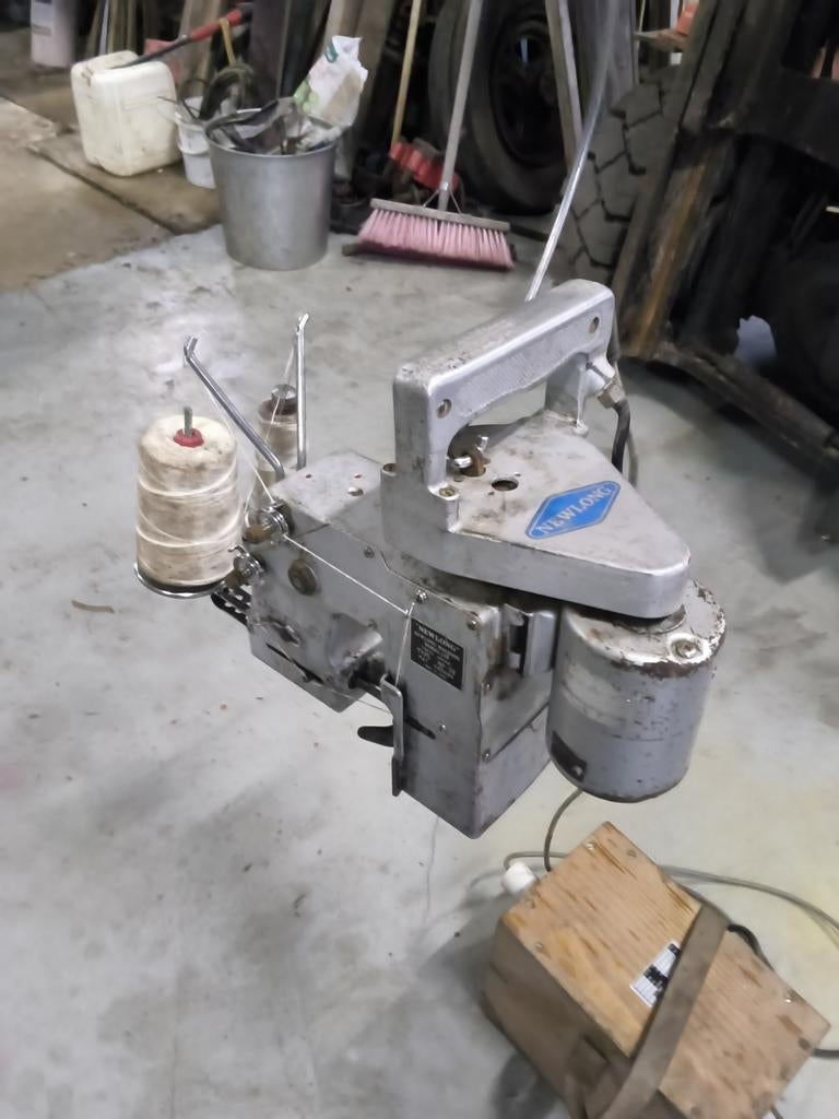 Newlong naaimachine met balans, Zakelijke goederen, Ophalen