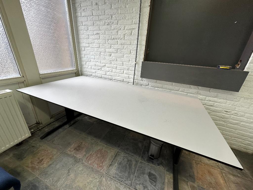 Groot wit bureau (ca 1 bij 2 meter), Huis en Inrichting, Bureaus, Ophalen, Gebruikt