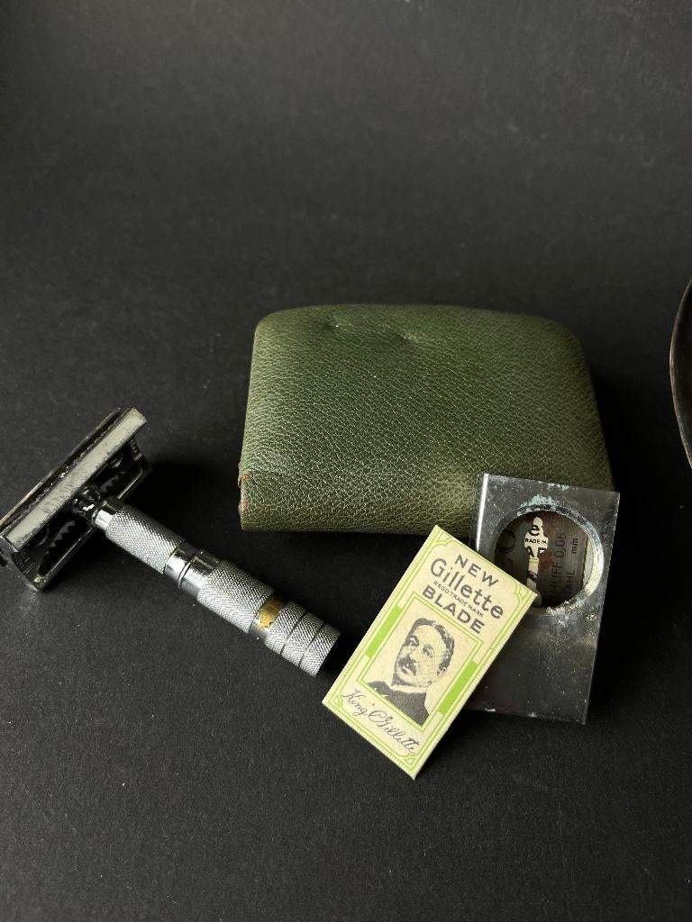 Apollo scheermes in beursje met gillette mesjes, Antiek en Kunst, Curiosa en Brocante, Ophalen of Verzenden