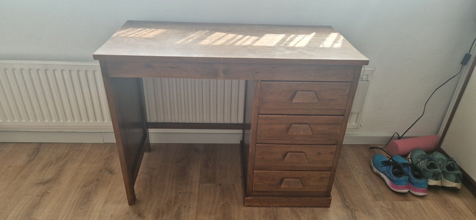 Klein klassiek houten bureau met lades, Huis en Inrichting, Bureaus, Ophalen, Gebruikt, Hout, Bruin