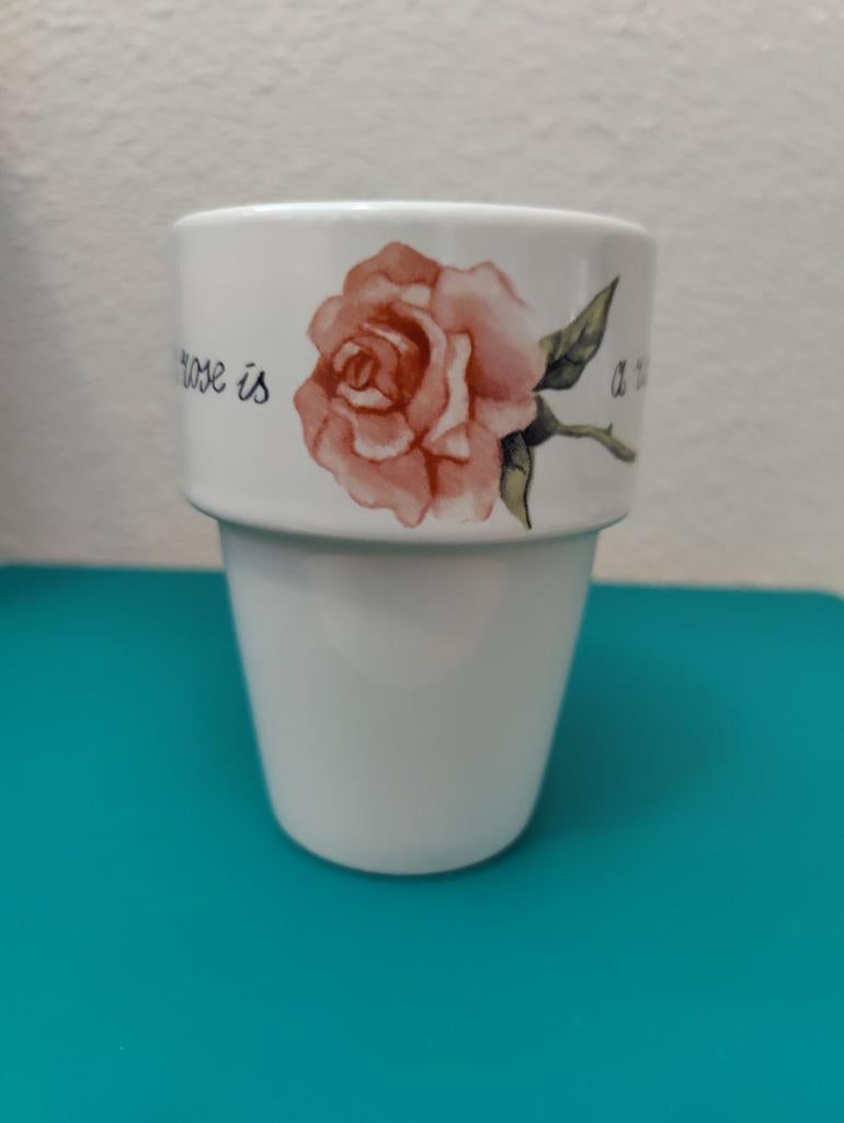 Melkbeker van de serie 'a rose is a rose', Jet ter Steege, Verzenden, Zo goed als nieuw, Overige stijlen, Kop(pen) en/of Schotel(s)