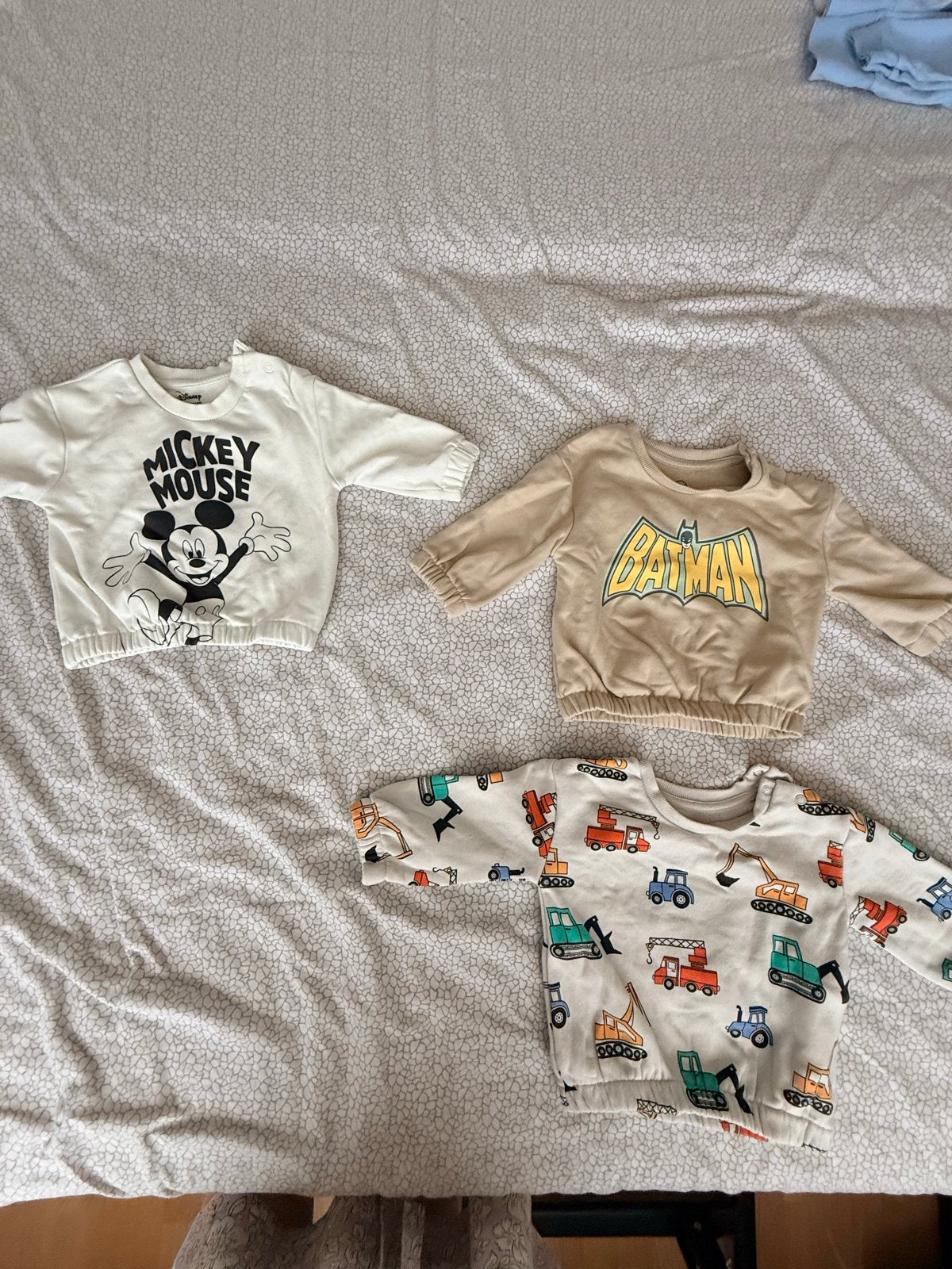 3 truien maat 74 - Mickey Mouse, Batman en voertuigen, Kinderen en Baby's, Babykleding | Maat 74, Ophalen of Verzenden, Gebruikt