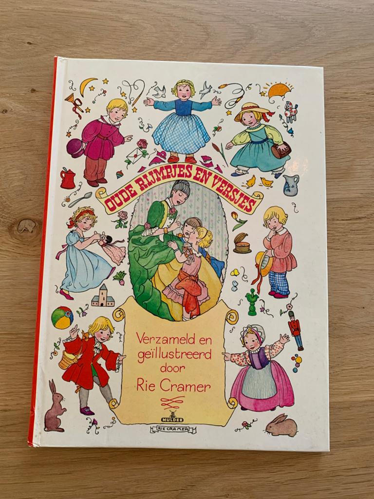 Oude Rijmpjes en Versjes - Rie Cramer, Ophalen of Verzenden, Gelezen, Sprookjes