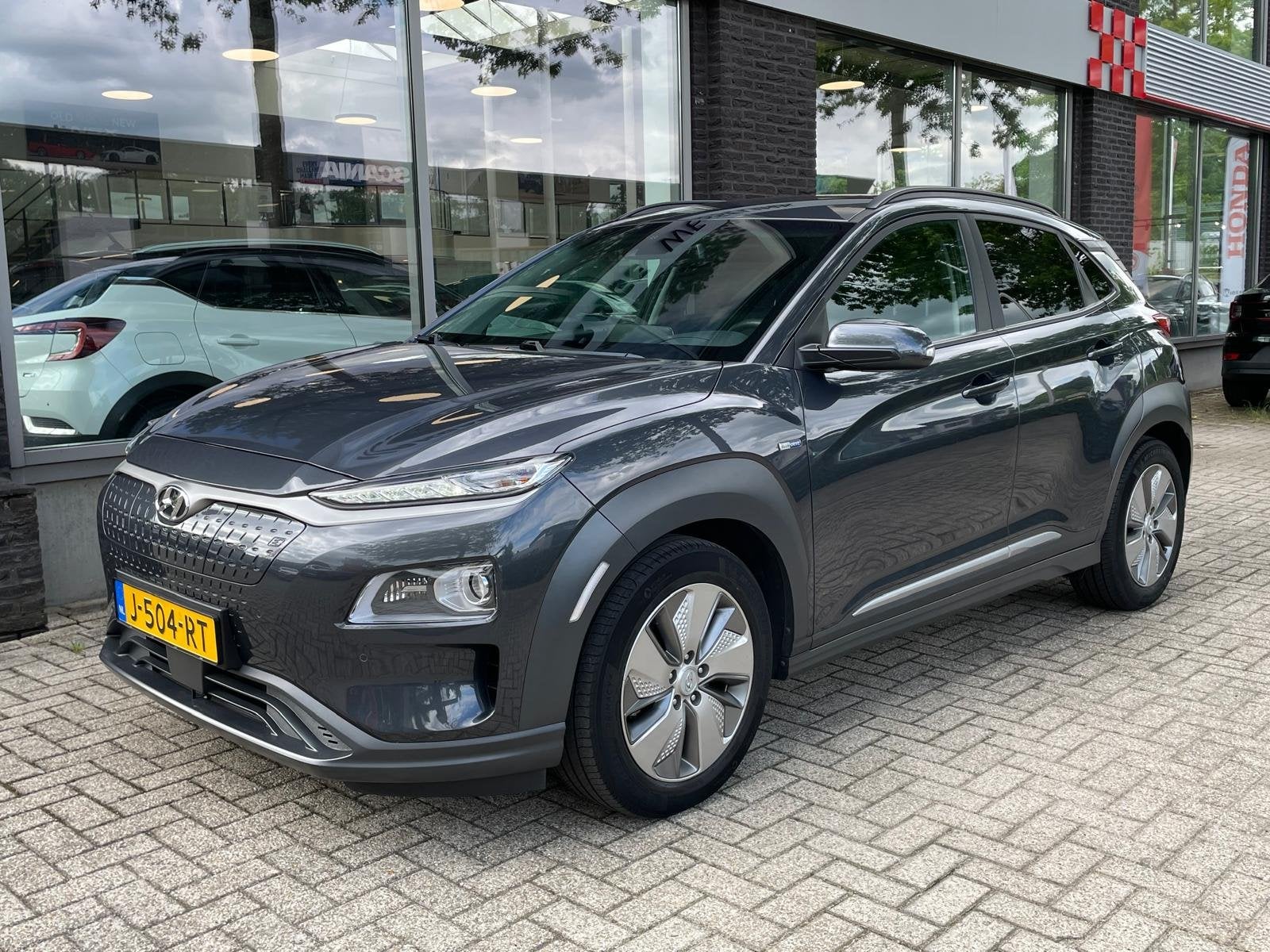 Hyundai KONA EV Premium 64 kWh | SOH 100% | Stoelverw. + ven, 12 maanden, Gebruikt, Zwart, 39 min