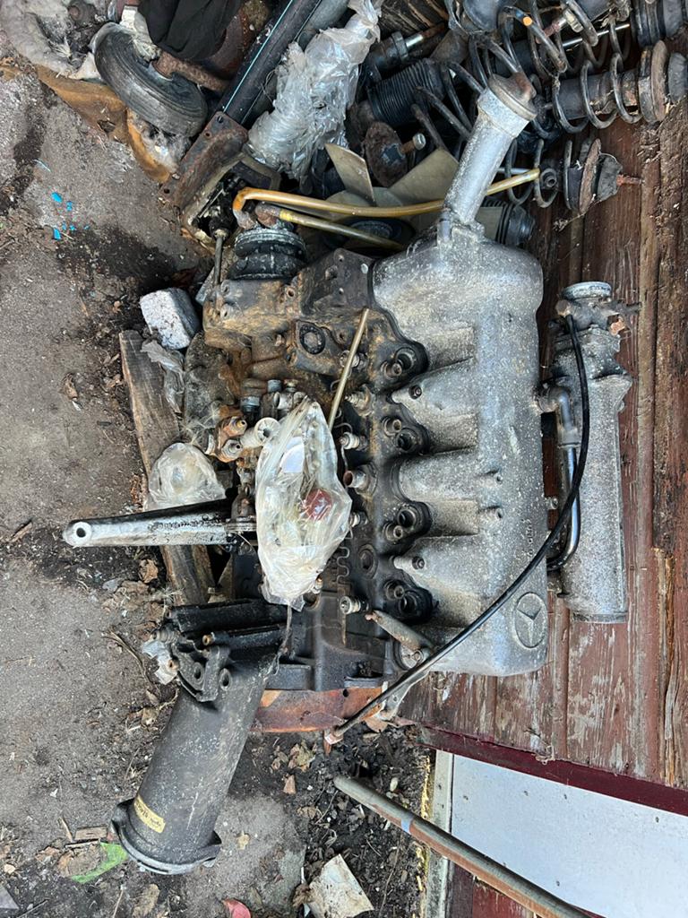 Mercedes 307D 4 cilinder diesel motor met defect + wielen, Ophalen of Verzenden
