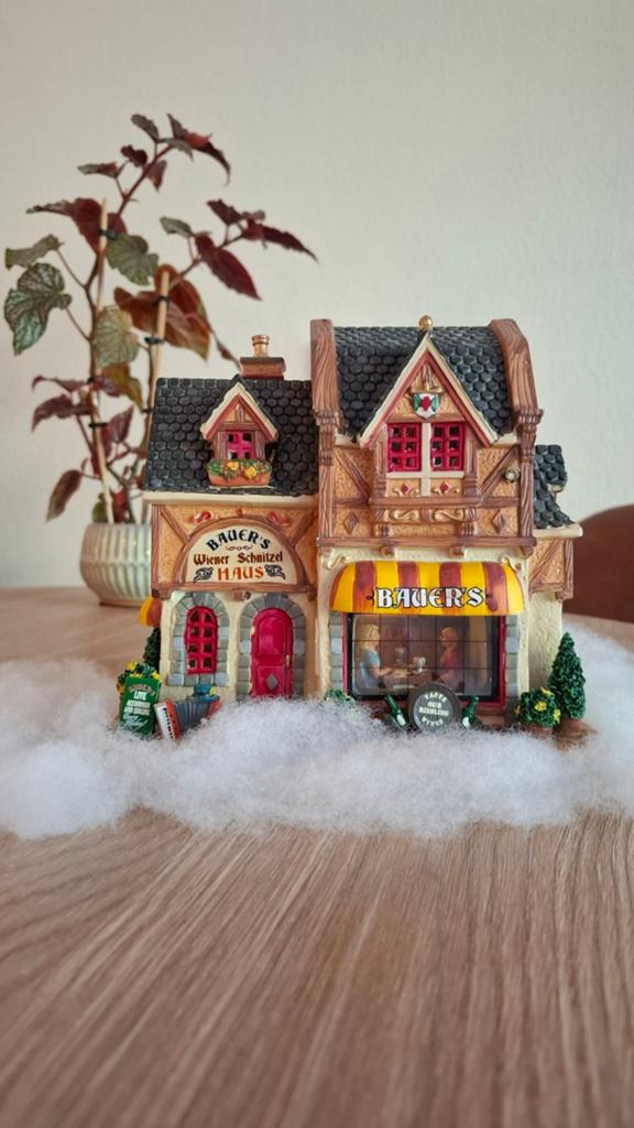 Lemax kersthuisje Bauer's wiener schnitzel haus, Diversen, Kerst, Ophalen of Verzenden, Zo goed als nieuw