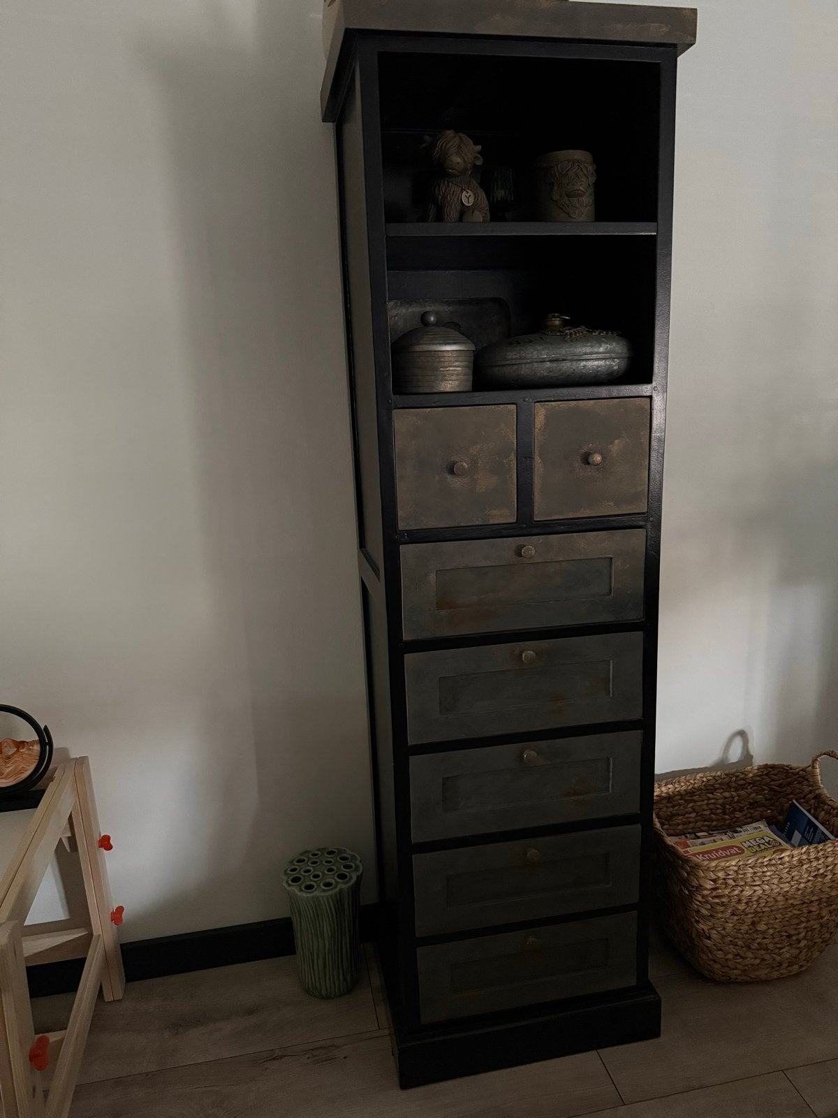 Hoge smalle kast met lades en planken, zwart/grijs, Ophalen, Minder dan 50 cm, Gebruikt, Minder dan 25 cm
