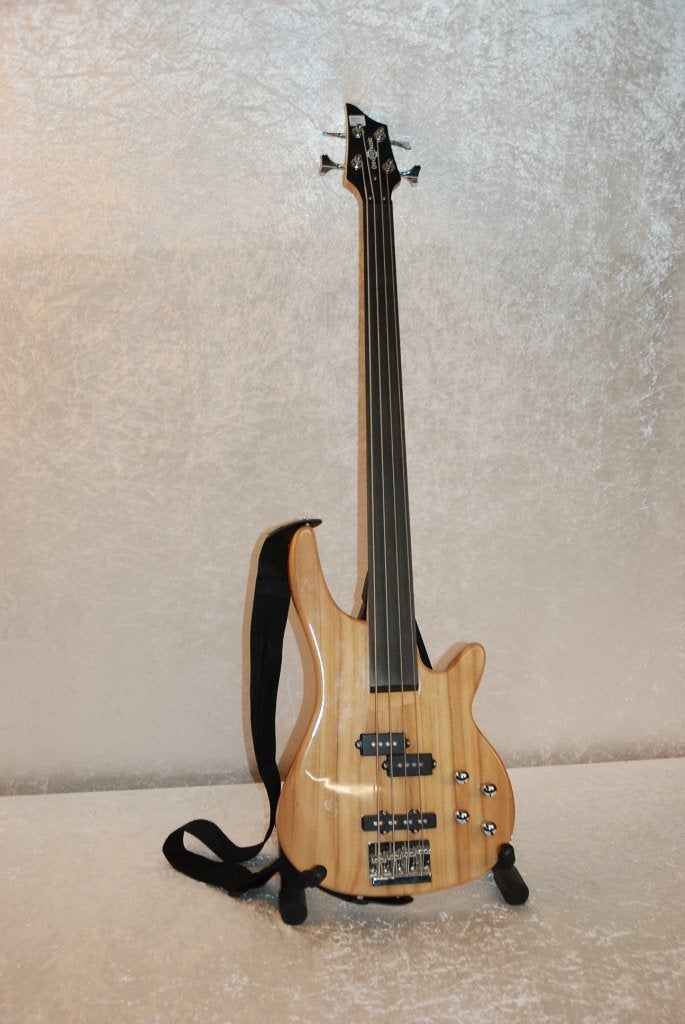 Gear4Music Fretsloze passieve basgitaar met tas BG-CHgfl-NT, Muziek en Instrumenten, Gebruikt, ., Gear4Music, .