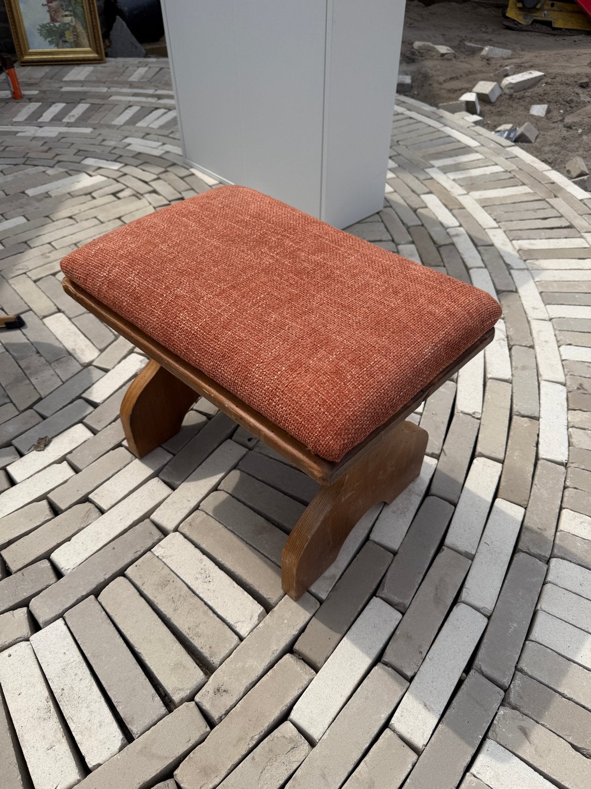 Antieke houten kruk/bankje met terracotta kussen, Ophalen