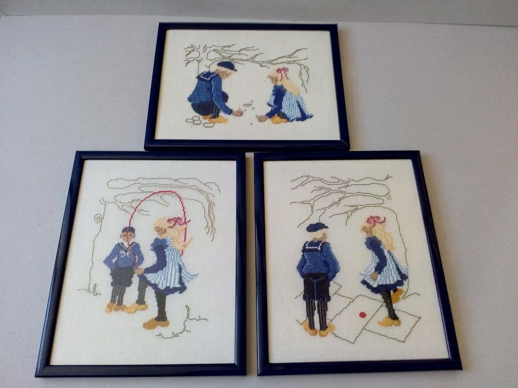 Oude kinderspelen/Schilderijtjes. Geborduurd. Vintage, Ophalen of Verzenden