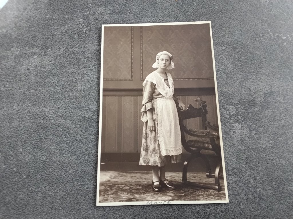 Fotokaart Dienstmeisje Friese klederdracht, Verzenden, 1920 tot 1940, Ongelopen, Klederdracht