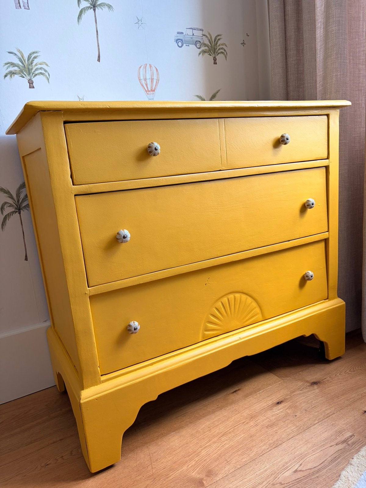 Okergele Vintage Ladekast, Huis en Inrichting, Ophalen, 50 tot 100 cm, Zo goed als nieuw, 3 of 4 laden