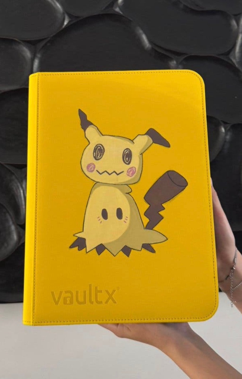 Vault X 9 Pocket Custom Binder Mimikyu Pokemon, Hobby en Vrije tijd, Ophalen of Verzenden, Zo goed als nieuw
