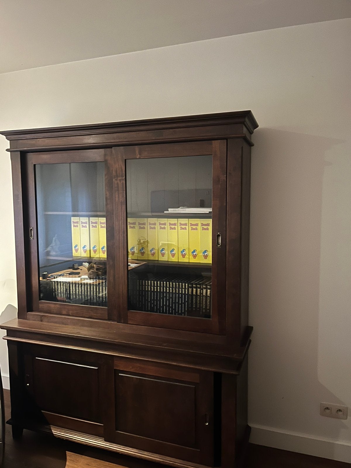 Buffet/vitrinekast massief hout/donkerbruin Zeer nette staat, Huis en Inrichting, Kasten | Dressoirs, Ophalen, Met deur(en), Glas