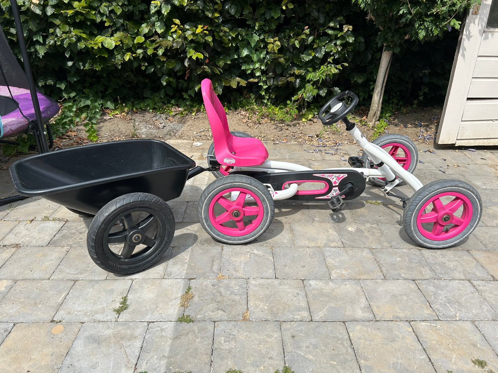 Berg Buddy skelter wit/roze incl. aanhangwagen, Ophalen, Zo goed als nieuw, Berg, Met kar of aanhanger