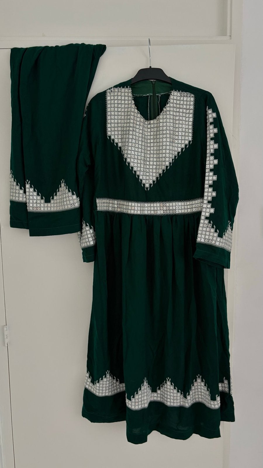 Donkergroene hazara /afghaanse jurk met zilveren borduursels, Kleding | Dames, Jurken, Maat 38/40 (M), Ophalen of Verzenden, Zo goed als nieuw
