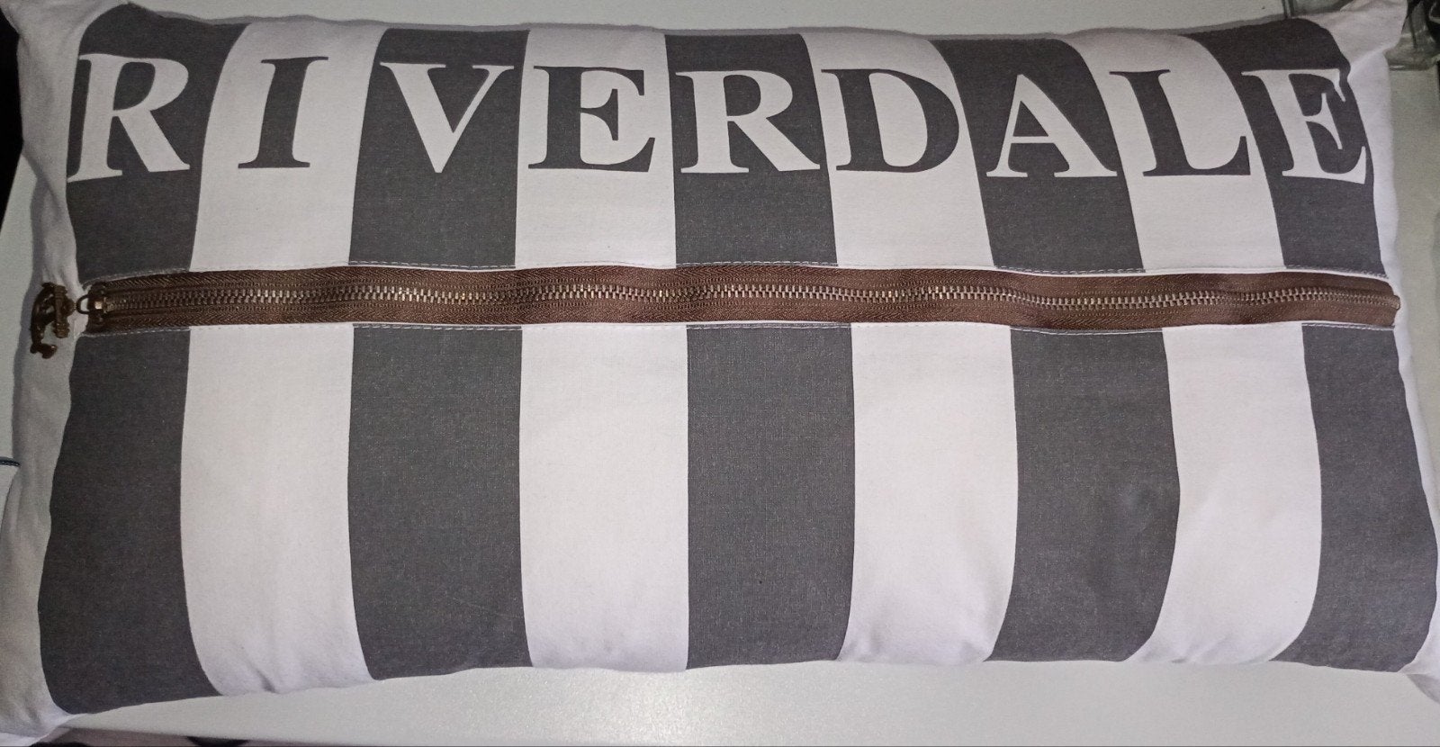 Riverdale buitenkussen grijs/wit 30 x 55 cm, Ophalen of Verzenden, Zo goed als nieuw
