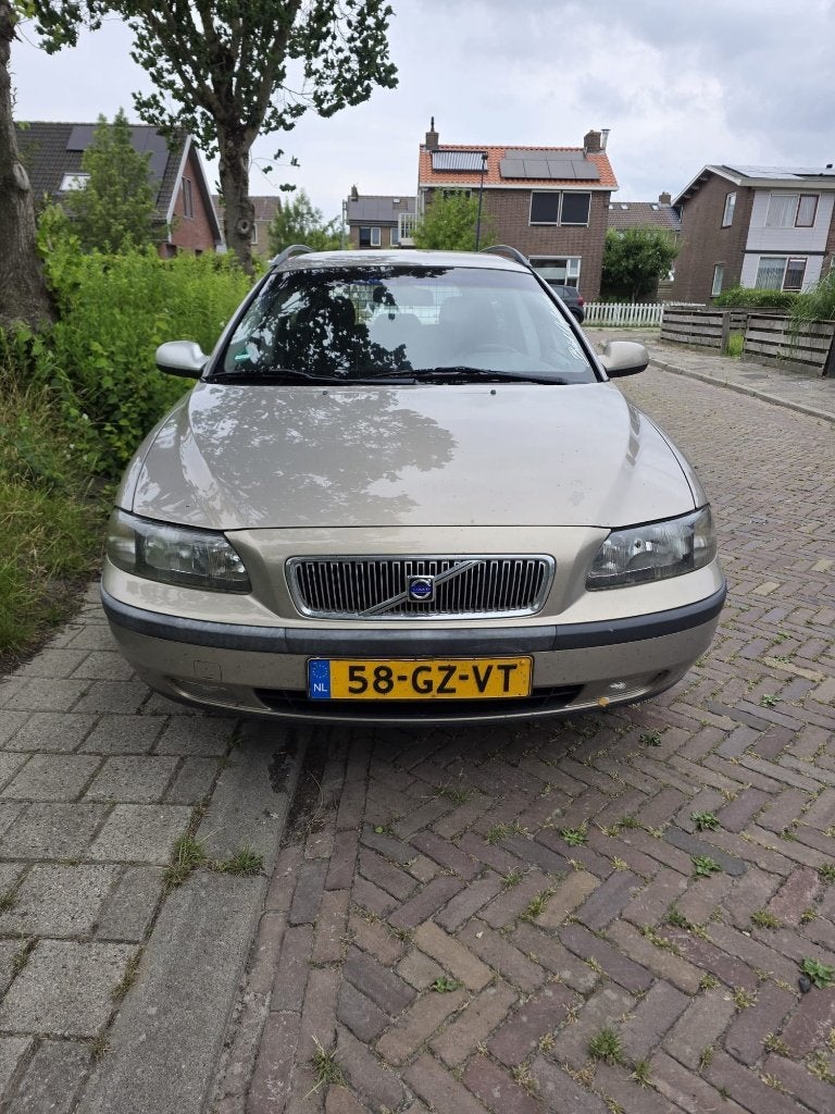 Volvo V70 2.4 170PK AUT 2001 Beige, Auto's, Volvo, Stof, 1800 kg, Beige, Beige