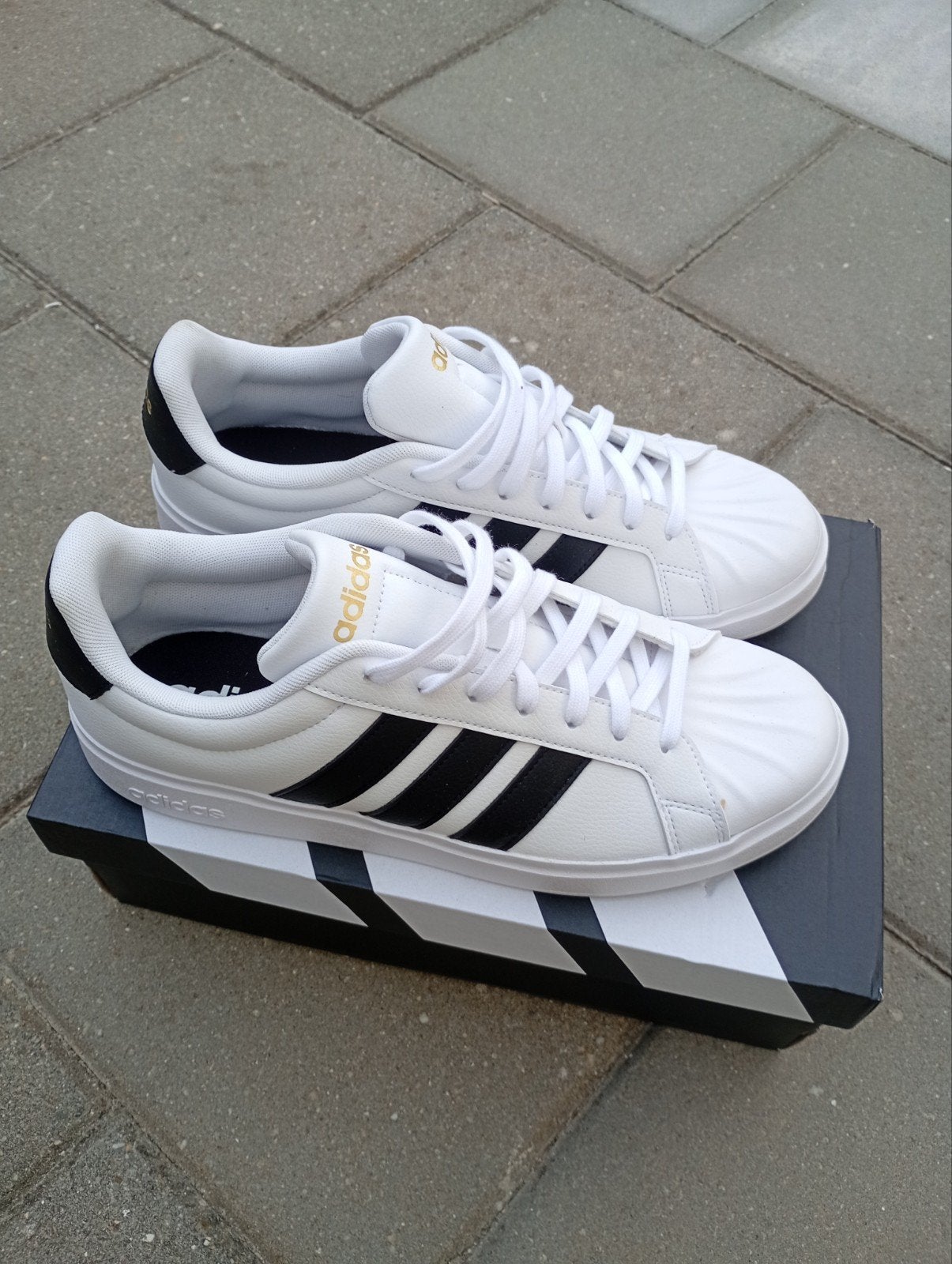 Adidas Superstar maar 44.  sneakers wit, zwart en goud, Ophalen of Verzenden, Nieuw, Wit