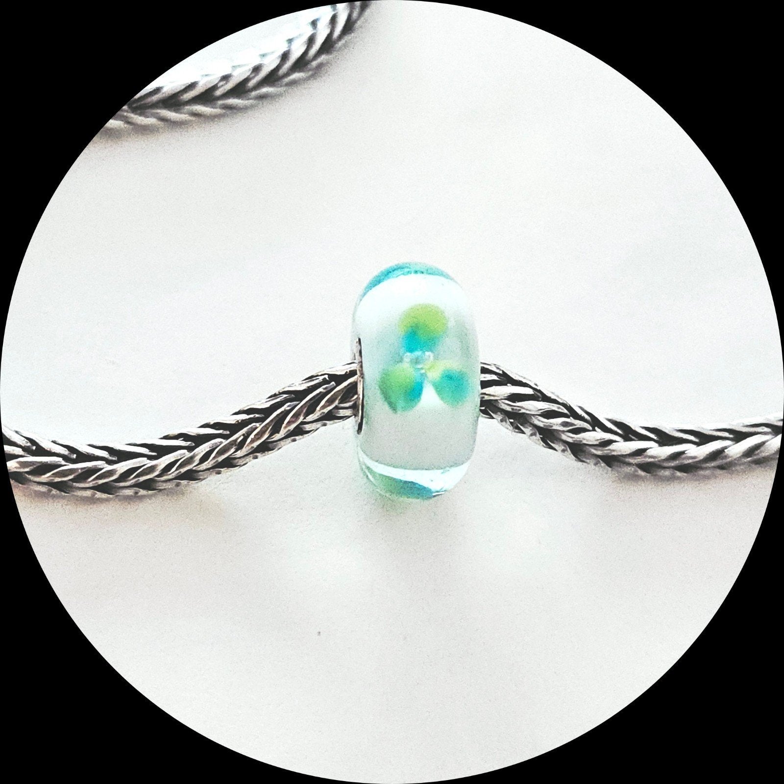 Trollbeads murano Ijsblauwe Bloem 61167 / retired, 1 bedel, Ophalen of Verzenden, Glas of Kristal, Trollbeads