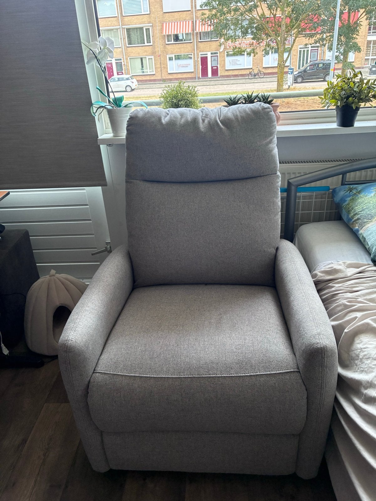 Comfortabele grijze relaxfauteuil met verstelbare rugleuning, Huis en Inrichting, Fauteuils, Gebruikt, 75 tot 100 cm, Ophalen of Verzenden
