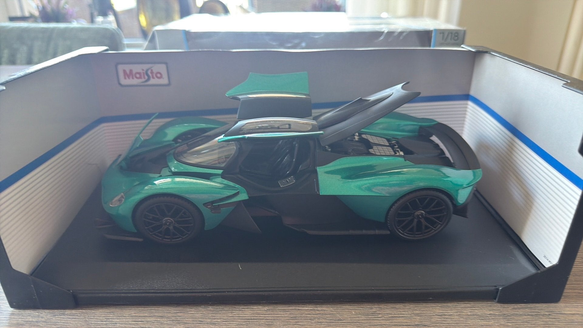 Te koop inclusief doos. Aston Martin Valkyrie  1:18, Verzenden, Zo goed als nieuw, Maisto