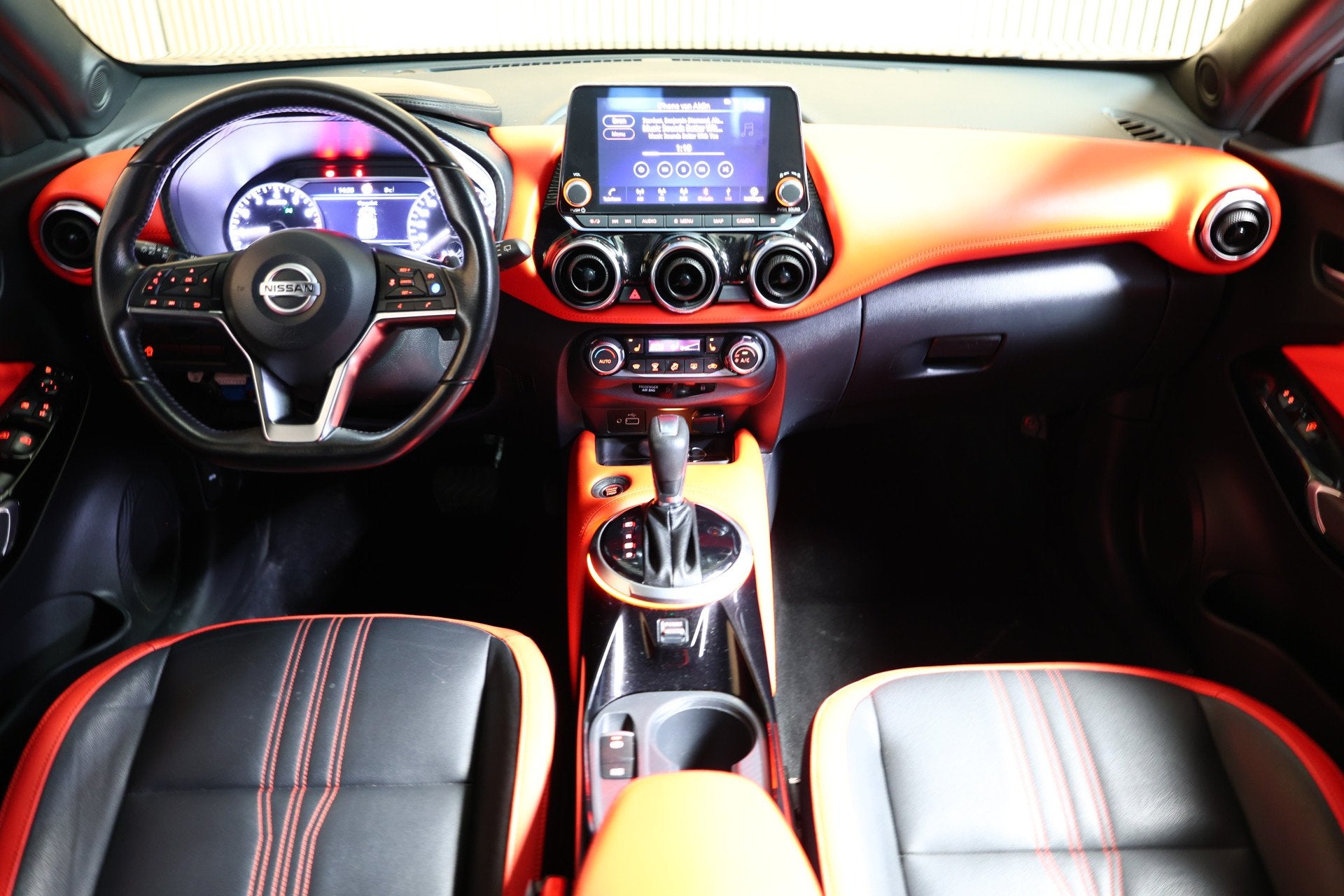 Nissan Juke 1.0 DIG-T N-Design AUTOM SPORTLEDER CARPLAY BOSE, Auto's, Zwart, Zwart, Bedrijf, 3 cilinders