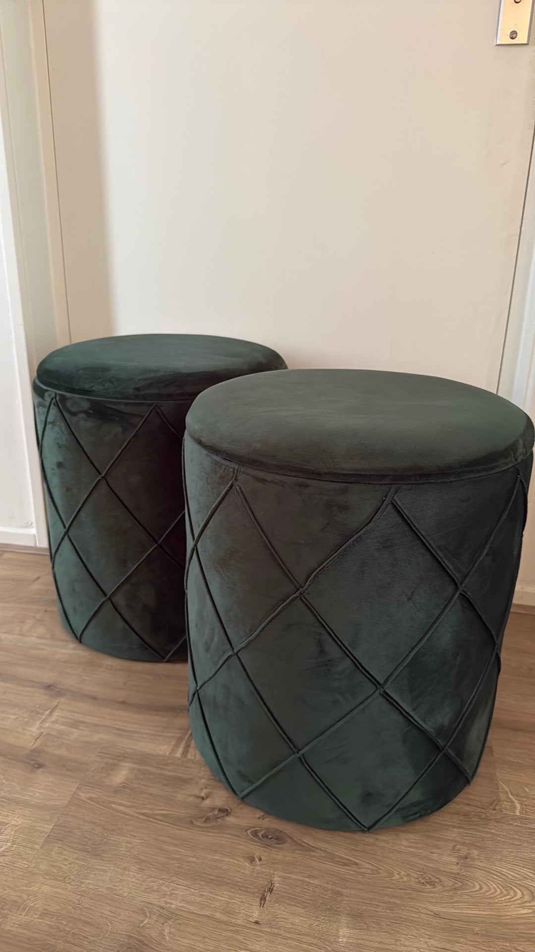 2x Lawrence Grey Home velvet poef donkergroen (setprijs), Ophalen, Minder dan 50 cm, Rond, Zo goed als nieuw