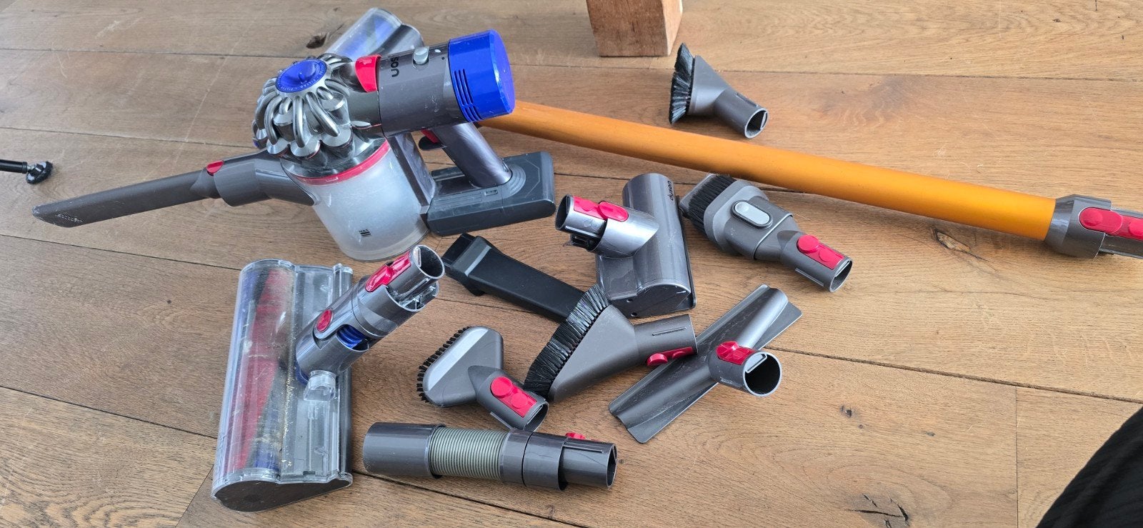 Dyson V8 Steelstofzuiger met diverse accessoires, Witgoed en Apparatuur, Stofzuigers, Ophalen, Gebruikt, Dyson, Draadloos