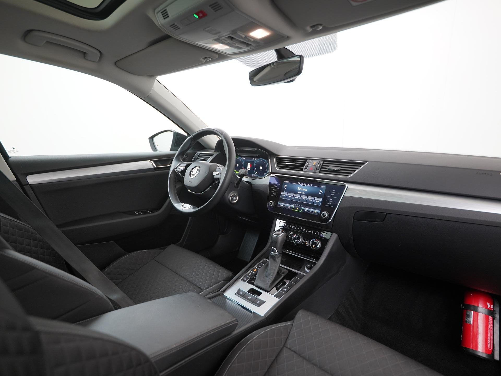 Skoda Superb Combi 1.4 TSI iV Business Plus | Panoramadak |, Auto's, Gebruikt, Zwart, Hybride Elektrisch/Benzine, 1600 kg