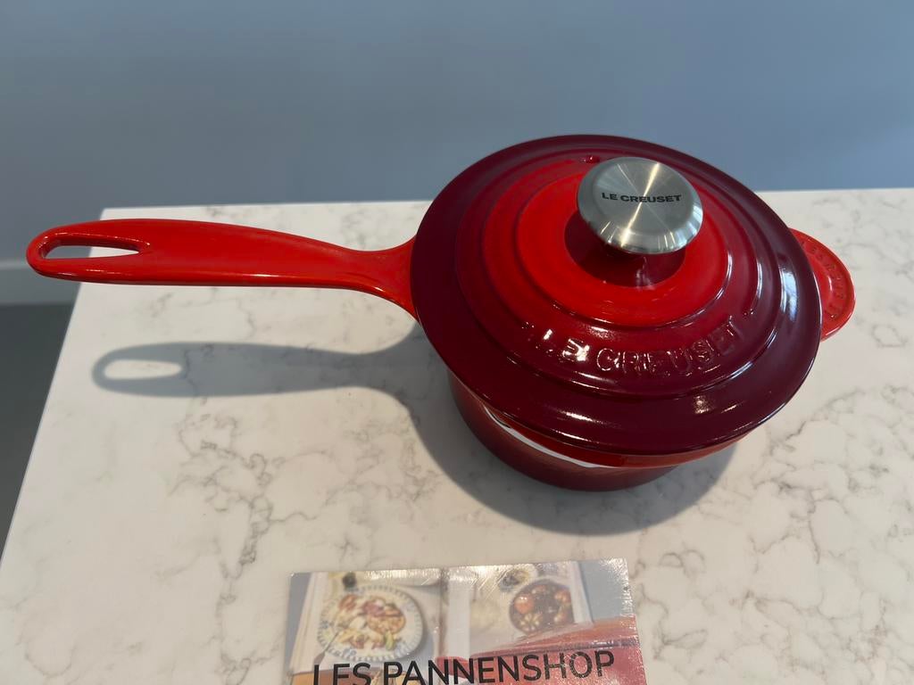 Nieuwe Le Creuset steelpan 16 cm kersenrood, Huis en Inrichting, Gietijzer, Nieuw, Ophalen of Verzenden, Keramische plaat