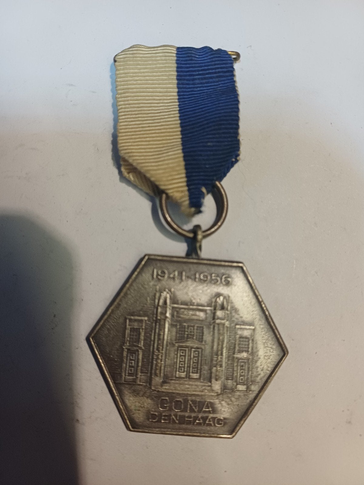 Oude herdenkingsmedaille GONA Den Haag 1941-1956, Postzegels en Munten, Penningen en Medailles, Ophalen, Overige materialen, Nederland