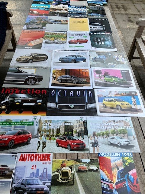 35 stuks Autoboekjes/Brochures - SEAT en SKODA, Ophalen of Verzenden, Gelezen, Overige merken