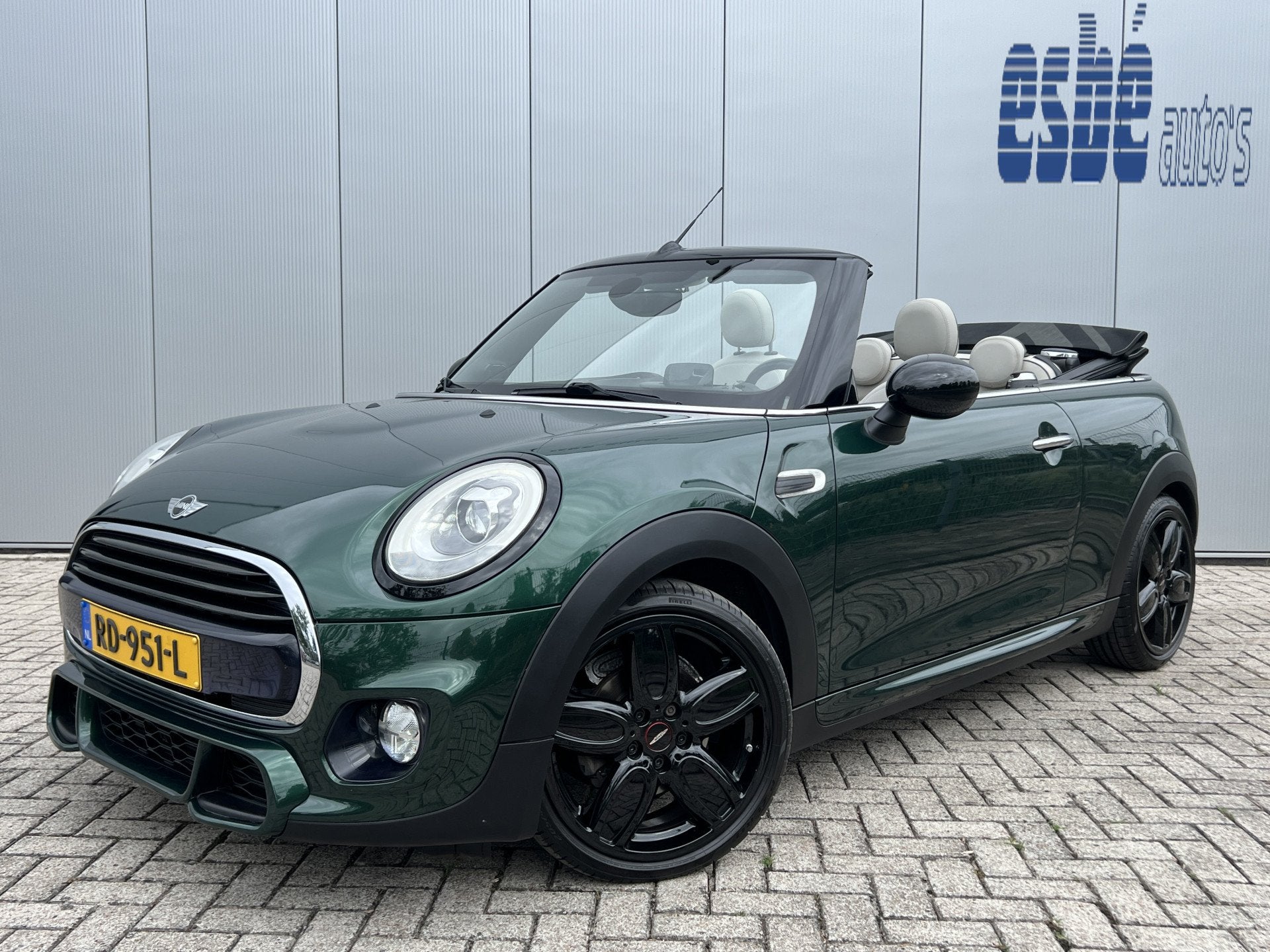 MINI Cabrio 1.5 Cooper 136 pk Automaat JCW Navigatie Head-Up, Auto's, 136 pk, Gebruikt, 4 stoelen, Bedrijf