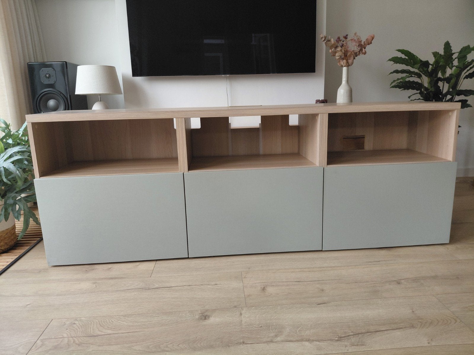 IKEA BESTÅ TV-meubel, licht eiken en grijs/groene deurtjes, Ophalen, Modern, Scandinavisch, 150 tot 200 cm, Zo goed als nieuw