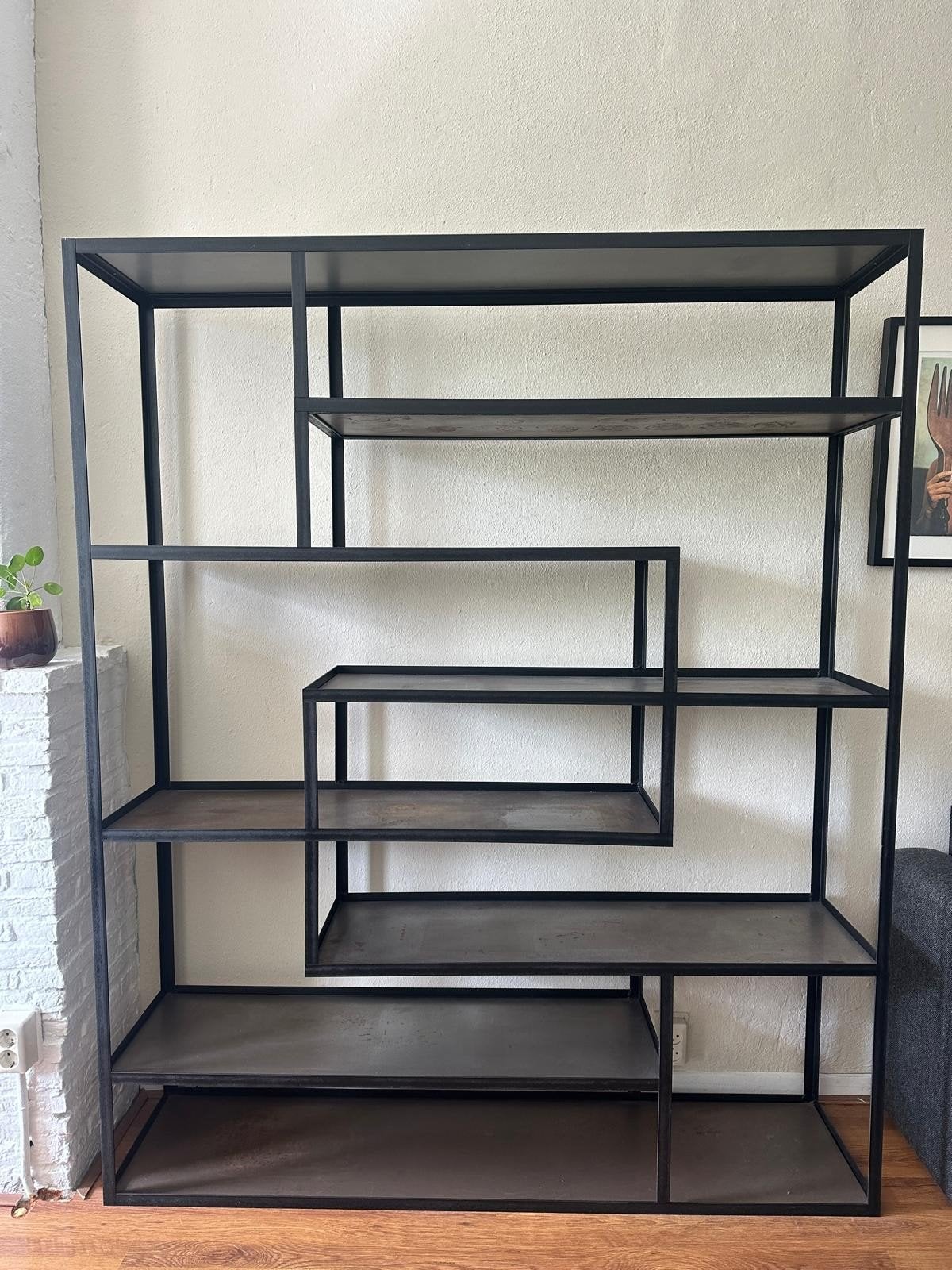Modern zwart metalen wandrek/boekenkast - Zo goed als nieuw, Huis en Inrichting, Ophalen, Zo goed als nieuw