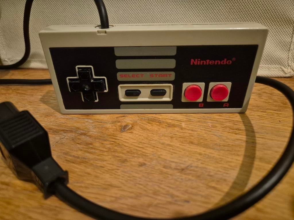 Originele Nintendo NES controller, Spelcomputers en Games, Games | Nintendo NES, Zo goed als nieuw, Avontuur en Actie, 1 speler