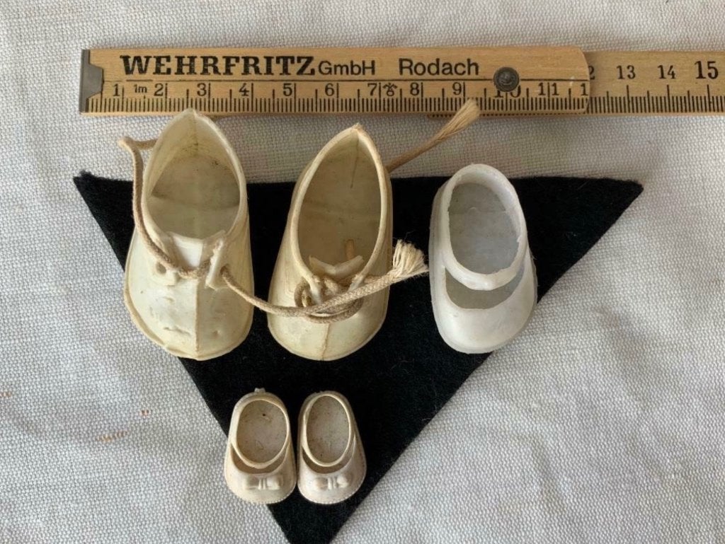 Poppen schoentjes, 2 sets. Vintage., Verzamelen, Ophalen of Verzenden, Gebruikt, Accessoires