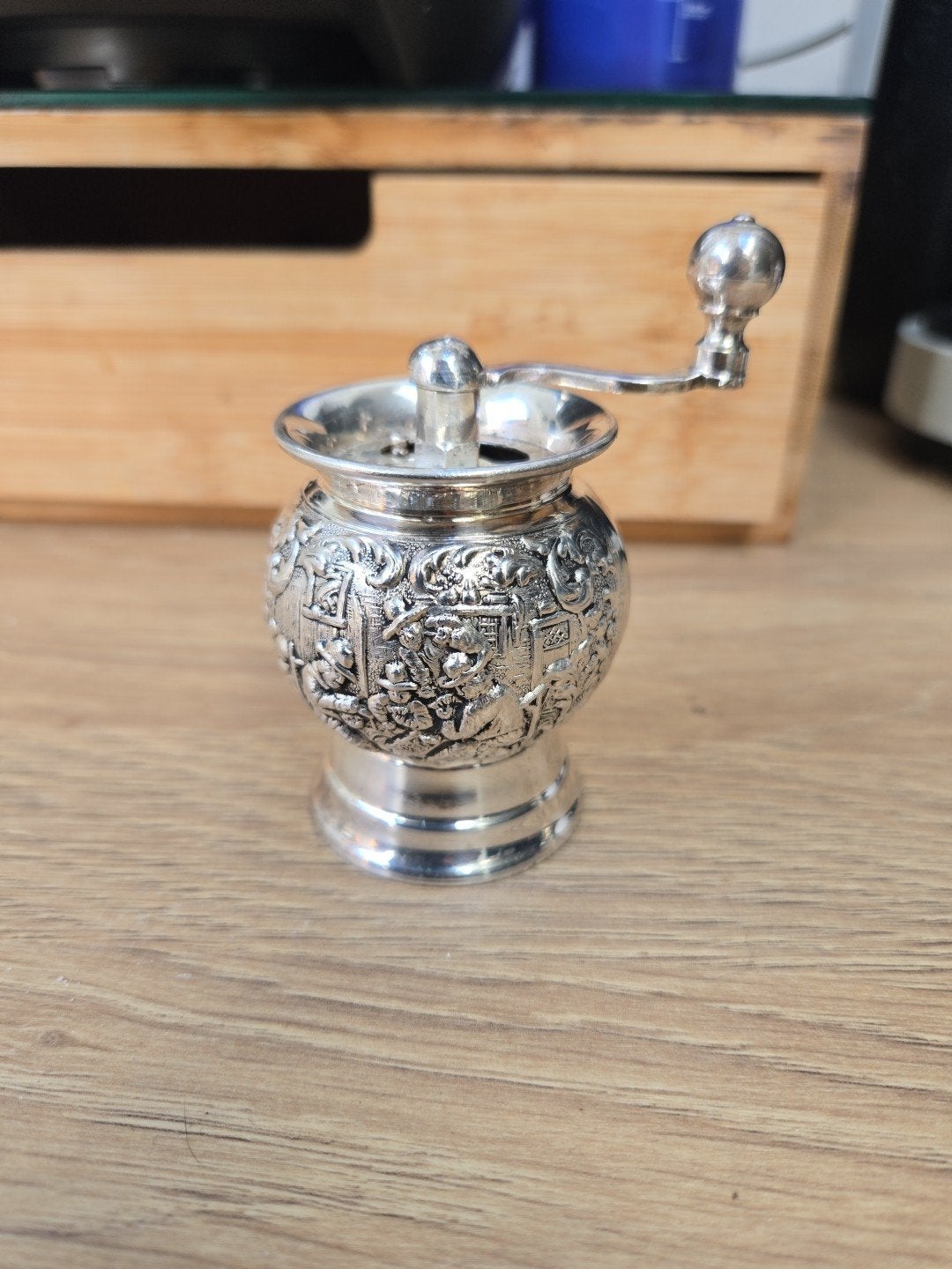 Antieke Zilveren  pepermolen met Reliëf, Ophalen of Verzenden, Zilver