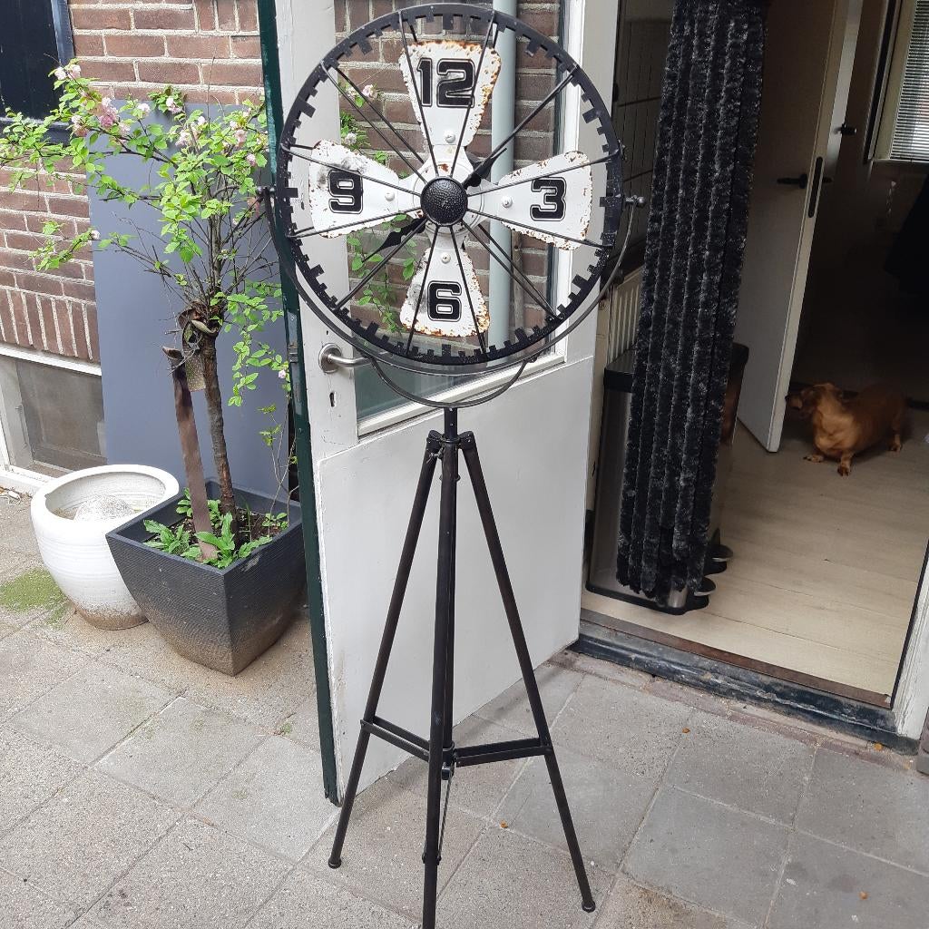 Klok op driepoot, Ophalen, Gebruikt, Analoog, Staande klok